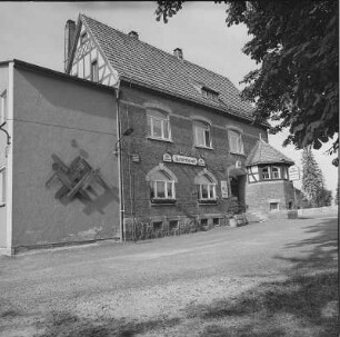 Treuen, Kreis Auerbach. Wohnhaus und Gaststätte "Turnerbund", Friedrich-Engels-Straße 7, (erb. um 1900). Straßenansicht