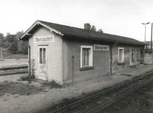 Dippoldiswalde-Obercarsdorf. Bahnhof (1882). Stationsgebäude zwischen Gleisen