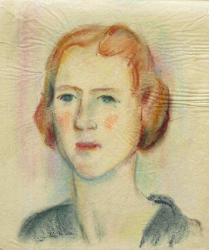 Junge Frau mit rotbraunem Haar