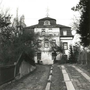 Dresden-Trachenberge, Weinbergstraße 32. Villa. Straßenfront mit Auffahrt