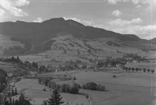 Nesselwang mit Alpspitz : Nesselwang. Blick über den Ort am Fuße von Alpspitz (1575 m ü. NHN) und Edelsberg (1630 m ü. NHN)