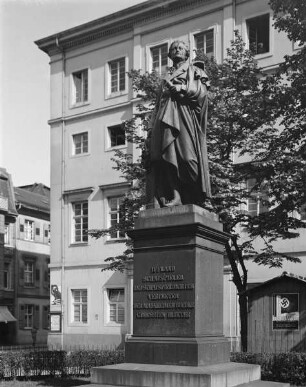Denkmal für den Schauspieler und Schauspieldichter August Wilhelm Iffland (gestorben 1814)