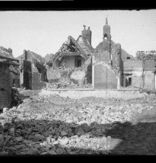 Messines (=Mesen, Belgien): steinübersäter Boden "im zerschossenen Kloster"