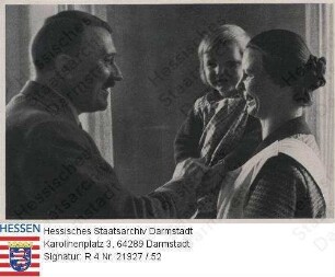 Hitler, Adolf (1889-1945) / Sammelwerk Nr. 15 'Adolf Hitler', Bild Nr. 56, Gruppe 67 / Porträt Adolf Hitlers mit Mutter, ein Kind auf dem Arm haltend / Brustbild