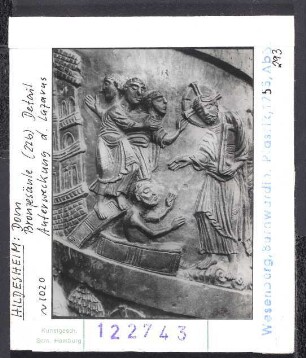 Hildesheim, Dom: Bernwardsäule (Christussäule), Bronze, um 1020. Auferweckung des Lazarus