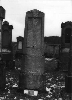 Grabstein 31 (Index: 100114940) Zustand: Textplatte fehlt Maße HxBxT: 225x59x30 cm Beschreibung: Obelisk auf gestuftem Sockel, eingesetzte Textplatte: Grabstein 31