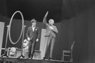 Szenenbilder aus "Der aufhaltsame Aufstieg des Arturo Ui" von B. Brecht. Mit E. Schall in der Titelrolle, R. Drexel als Betty Dullfeet, G. Naumann als Verteidiger O'Casey, W. Kaiser als Emanuele Giri, H. Hamacher als Ernesto Roma, H. Thate als Guiseppe Givola, G. Biewer als Butcher, J. Kamper als Gastwirt, N. Christian als Clark, M. Flörchinger als Mulberry, G.-A. Koch als Schauspieler u. a. Berliner Ensemble, 18.03.1959 : Theaterstück in siebzehn Szenen