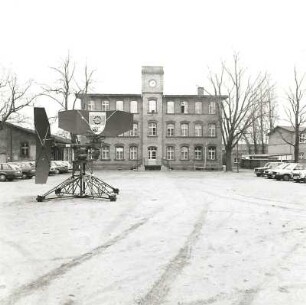 Cottbus, Karl-Liebknecht-Straße / Ecke Lausitzer Straße. Infanteriekaserne der Bundeswehr (1886). Hauptgebäude im Hof, Eingangsfront