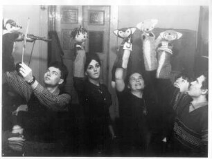 Prag. Lehrstuhl für Alternatives Theater und Puppentheater. Übung einer Gruppe mit Handpuppen