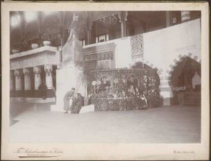 Straßenszene mit orientalisch Kostümierten.