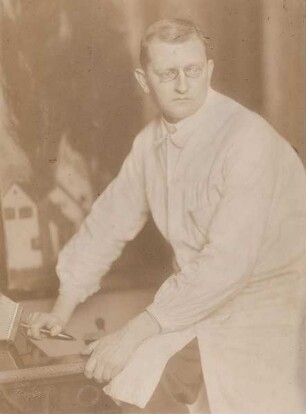 Theodor Hofmeister im Arbeitskittel