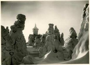 Klínovec (deutsch: Keilberg), Blick durch Bäume zum Keilbergturm und zum Gästehaus auf dem Gipfel mit starkem Anraum