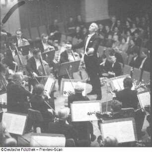 Konzert des Gewandhausorchesters Leipzig unter Leitung von Václav Neumann (A. Dvorak, Slawische Tänze)
