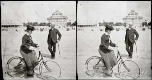 La Baule. M Perret und Mme N. Perret (auf dem Fahrrad) am Strand vor dem Hôtel Royal