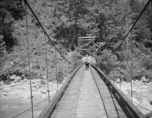 Hängebrücke über den Fluss Takase (Takase-gawa) : Ansicht mit Lastenträger