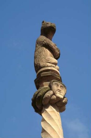 Frankreich. Alsace. Haut Rhin. Dambach la Ville. Fontaine de Lours. Bärenstatue am Brunnen von 1545