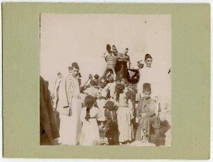 Austeilen v. Gaben a. d. Friedhof d Armenier Aleppo