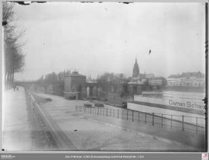 Deutschherrnufer nach Westen zur Alten Brücke mit Brückenmühle und Maininsel im Hintergrund Dom