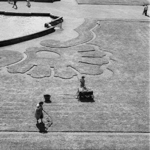 Dresden-Altstadt. Zwinger (1709-1728; M. D. Pöppelmann, B. Permoser). Zwingerhof mit Brunnenbecken und Gras harkenden Gartenbauarbeiterinnen auf den Rasenspiegeln