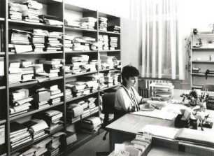Dresden-Neustadt, Marienallee 12. Sächsische Landesbibliothek. Bibliothekarin in der Dienststelle Anschaffung