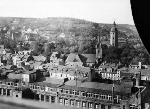 Jena, Blick über die Stadt mit der Kirchen St. Johannes Baptist und der Friedenskirche auf die umgebenden Höhen