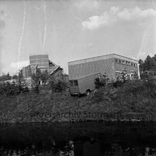 Zentralklärwerk: Anna-Heitmann-Weg: Verkehrsunfall: abgerutschter Firmentransporter an Böschung: rechts Abschleppwagen: vorn Trave: hinten Klärwerksgebäude