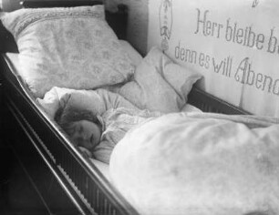 Mittelsachsen, schlafendes Kind : Mittelsachsen. Schlafendes Kind im Gitterbett