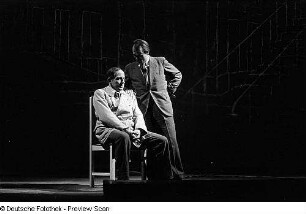 Szenenbilder aus dem Drama "Die Illegalen" von Günther Weisenborn am Hebbel-Theater Berlin