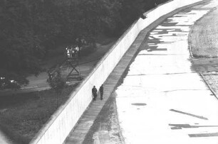 Mauerbesucher an der Grenzmauer am Bethaniendamm/Köpenicker Straße