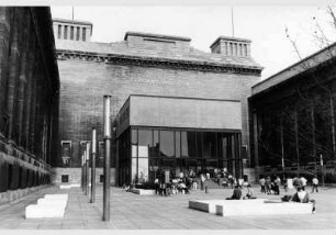 Besucher im Ehrenhof des Pergamonmuseums
