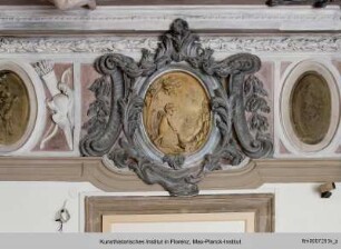 Wandfries : Reliefmedaillon mit Putto und Hühnervogel