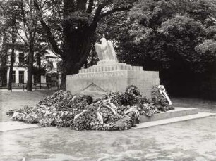 Zittau, Klosterplatz. Denkmal für die im 1. Weltkrieg Gefallenen des Infanterieregimentes Nr. 102 ("Unsern Gefallenen 102ern")