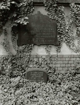Wandgrabmal für Otto Herrmann (gestorben 1918) und Frau