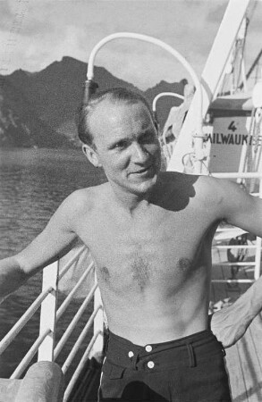 Reisefotos Mittelmeer. Mann mit freiem Oberkörper an der Reling des Passagierschiffes "Milwaukee"