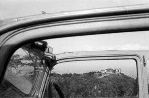 Wien: Burg Leopoldsberg vom Kahlenberg, durch Fenster des Aju [Automobil]