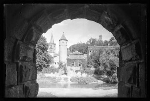 Blick durch Sandsteinbogen auf Kittsteintor