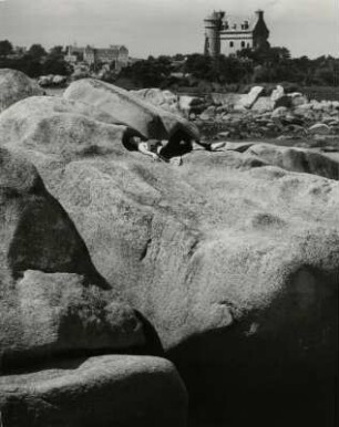 Sonnenbad auf den rötlichen Steinen der Bretagne-Küste