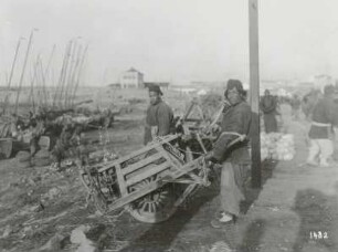 Tsingtau/ China: Einheimische mit Transportkarren