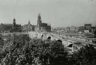 Dresden. Blick vom Neustädter Elbufer über die Augustusbrücke gegen die Altstadt