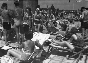 Berlin: Freibad Wannsee; Badegäste auf dem "Deck"
