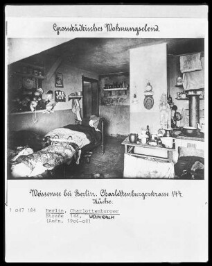 Großstädtisches Wohnungselend (Charlottenburger Straße 144 in Berlin)