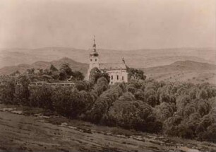 Barockkirche in bewaldeter Berglandschaft
