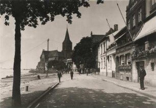 Stadt Emmerich. Niederrhein. Uferstraße mit Häuserzeile. Im Hintegrund die katholische Pfarrkirche St. Martini