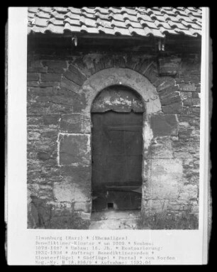 Benediktinerkloster Sankt Peter und Paul — Ostflügel — Portal