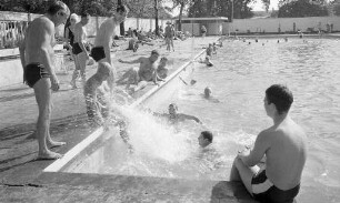 Badebetrieb im Rheinhafenbad.