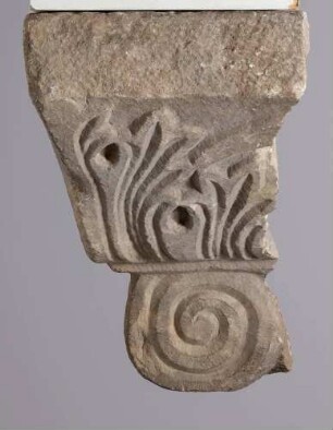 Fragment eines ionischen Kämperkapitells mit Kreuz- und Akanthusdekor