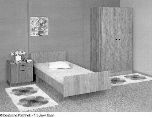Gästezimmer mit zweitürigem Kleiderschrank