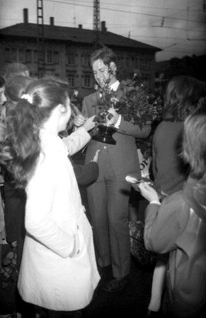 Freiburg: Hauptbahnhof; Rollschuhjugend in Erwartung des Weltmeisters; Michael Obrecht (Weltmeister 1971), Markus Gallmann (3. in Barcelona), Myrtil Haefs und Reinhard Strate (Tanzpaar, Bronzemedaille)