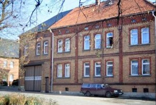 Bauernhaus als Backsteinbau mit schönem Hoftor an der Dorfstraße