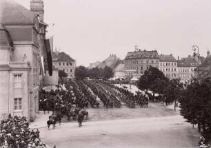Parade des 3. Husarenregiments Nr. 20 der Königlich-Sächsischen Armee auf dem Kornmarkt in Bautzen anläßlich ihres Einzugs in die Barbarakaserne